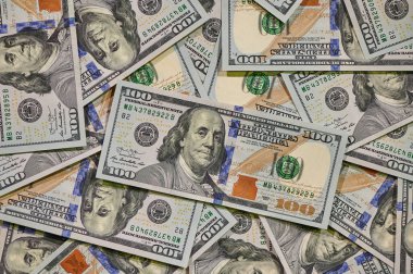 Yüz dolarlık banknotlar..