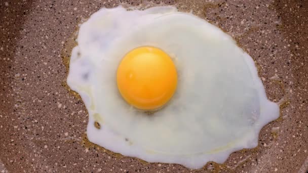 Cucinare le uova strapazzate in padella. Vista dall'alto, concentrazione selettiva. Timelapse. — Video Stock