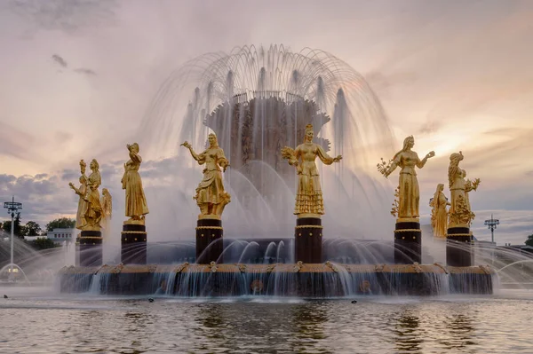 Fontän Vänskap mellan folk vid solnedgången. Moskva. Ryssland. Stockbild