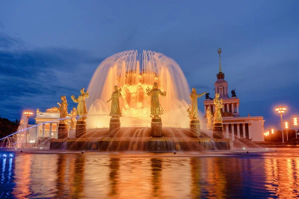 Brunnen Völkerfreundschaft am Abend. Moskau. Russland. lizenzfreie Stockfotos