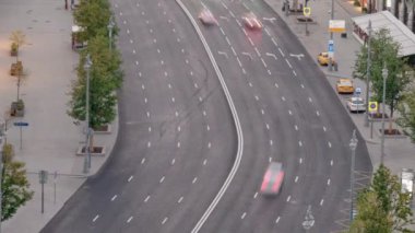 Sabahın köründe şehir yollarında araba trafiği. Moskova Kremlin şafakta.