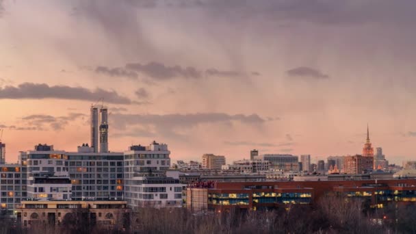 日落时,有摩天大楼和工厂管道的大城市的景象.脱垂. — 图库视频影像