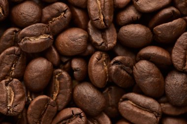 Kavrulmuş kahve çekirdekleri. Üst görünümü kapat.
