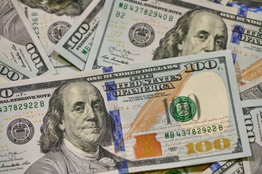 Yüz dolarlık banknotlar..