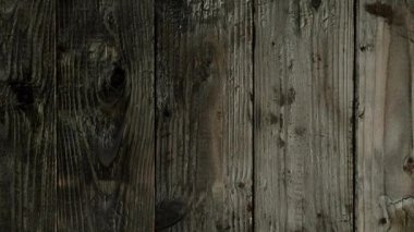 Kamera tepeden tırnağa yanmış tahtalar boyunca hareket ediyor..