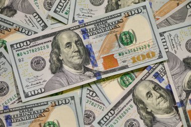 Yüz dolarlık banknotlar..