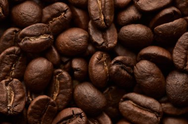 Kavrulmuş kahve çekirdekleri. Üst görünümü kapat.