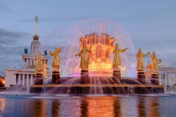 Основи дружби людей у вечірній час. Москва. Росія. — стокове фото