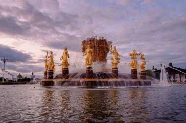 Gün batımında insanların dostluğu. Moskova. Rusya.