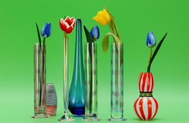 Cam vazo içinde yapay laleler