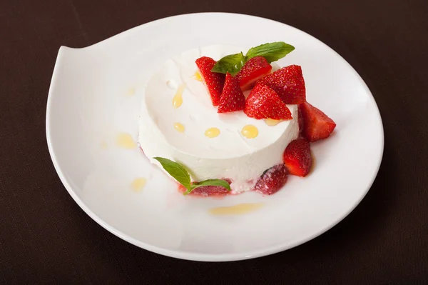 Kaas dessert met aardbei — Stockfoto