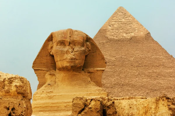 Sphinx och pyramider — Stockfoto