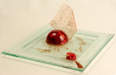 Berry tatlı jöleli bir cam tabakta