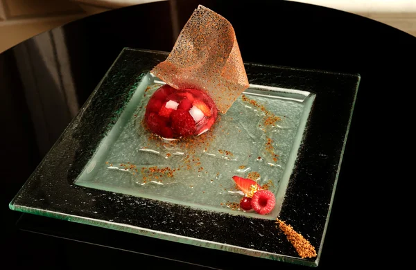 Berry tatlı jöleli bir cam tabakta — Stok fotoğraf