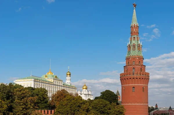 La Torre de la Bomba de Agua (Vodovzvodnaya) y el Gran Kremlin Palac — Foto de Stock