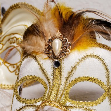 Beyaz arkaplanda karnaval maskesi