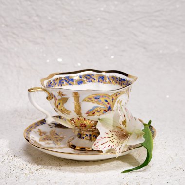 Porselen antika çay bardağı ve tabağı ile çiçek