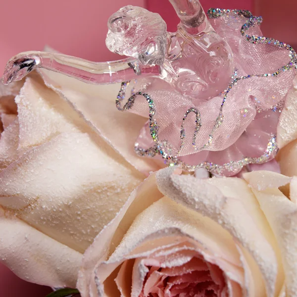 Composição com rosas e bailarina figurina — Fotografia de Stock