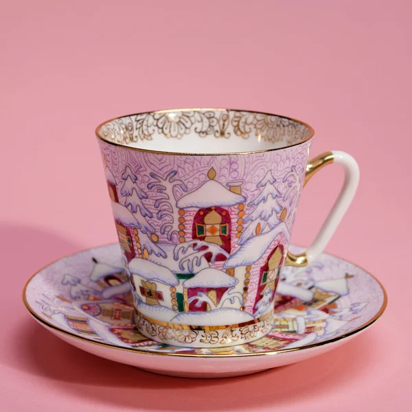 Porselen çay bardağı ve tabağı Noel dekorasyonu ile