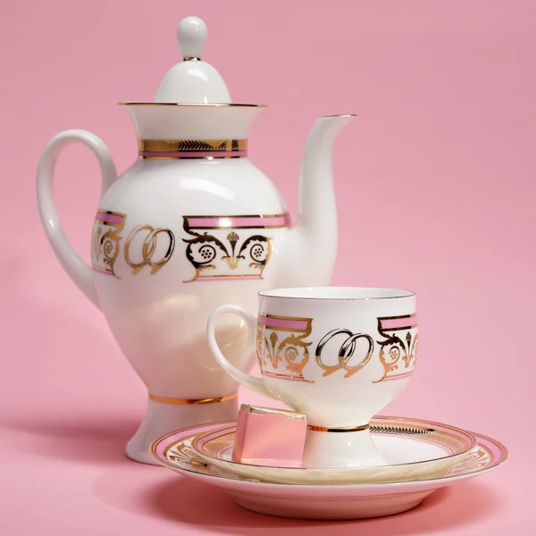 Set de thé avec bonbons sur fond rose Images De Stock Libres De Droits