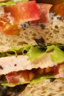 Beyaz balık ve sebze ile sandviç