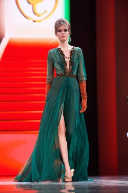 Manken Valentin Yudashkin podyum üzerinde yürüyor