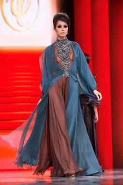 Manken Valentin Yudashkin podyum üzerinde yürüyor