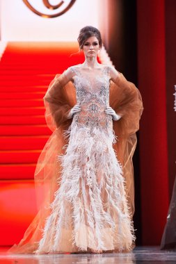 Manken Valentin Yudashkin podyum üzerinde yürüyor