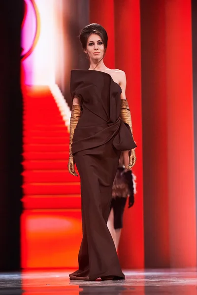 En modell går på Valentin Yudashkin catwalken — Stockfoto