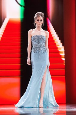 Manken Valentin Yudashkin podyum üzerinde yürüyor