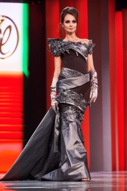 Manken Valentin Yudashkin podyum üzerinde yürüyor