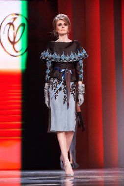 Manken Valentin Yudashkin podyum üzerinde yürüyor