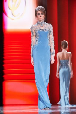 Manken Valentin Yudashkin podyum üzerinde yürüyor