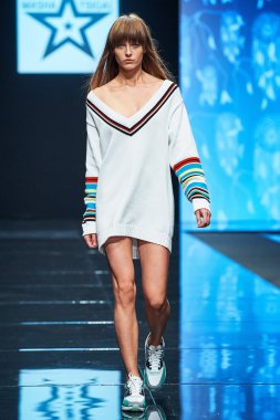 Manken Masha Tsigal podyum üzerinde yürüyor