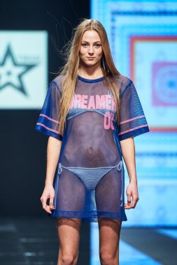 Manken Masha Tsigal podyum üzerinde yürüyor