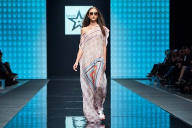 Manken Masha Tsigal podyum üzerinde yürüyor