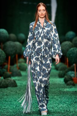 Bir model Alena Akhmadullina podyum üzerinde yürüyor