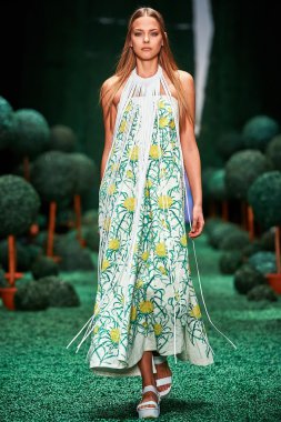 Bir model Alena Akhmadullina podyum üzerinde yürüyor