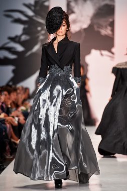 Manken Igor Gulyaev podyum üzerinde yürüyor