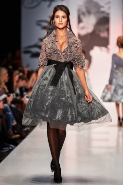 Manken Igor Gulyaev podyum üzerinde yürüyor