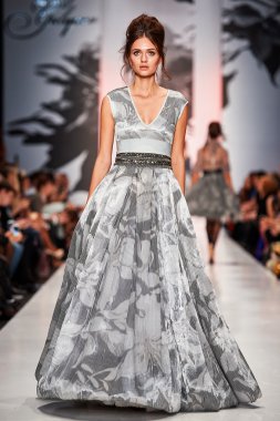 Manken Igor Gulyaev podyum üzerinde yürüyor