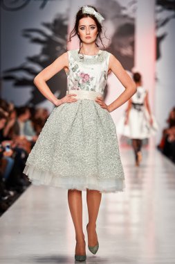 Manken Igor Gulyaev podyum üzerinde yürüyor