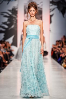 Manken Igor Gulyaev podyum üzerinde yürüyor