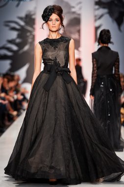 Manken Igor Gulyaev podyum üzerinde yürüyor