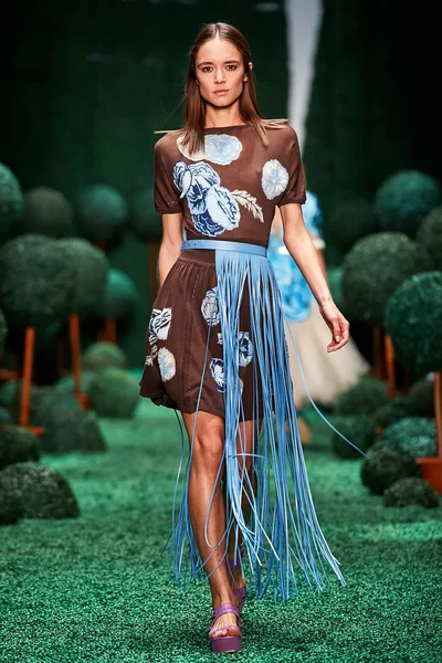 Bir model Alena Akhmadullina podyum üzerinde yürüyor