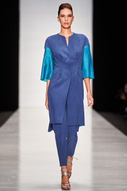 Manken Julia Dalakian podyum üzerinde yürüyor