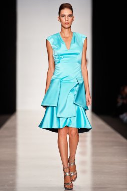 Manken Julia Dalakian podyum üzerinde yürüyor