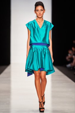 Manken Julia Dalakian podyum üzerinde yürüyor