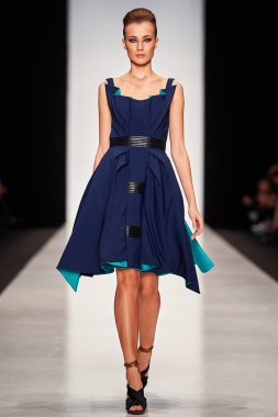 Manken Julia Dalakian podyum üzerinde yürüyor