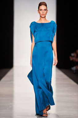 Manken Julia Dalakian podyum üzerinde yürüyor